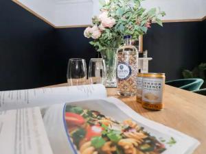 Beautiful 4 Bed Beach House - Pool table & Parking