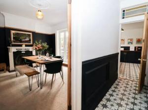 Beautiful 4 Bed Beach House - Pool table & Parking - By Tempstay