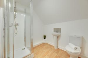 Charltons Bonds Apartments 2B by Week2Week