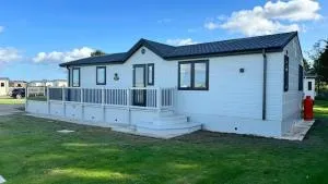 The Retreat 21 Lodge- Hot Tub, pet friendly, WiFi, bath - Golden Palm Resort - Meadow Lakes Caravan & Lodge Hire - Helsey