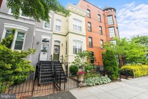Stay in the heart of Logan Circle: Fully Walkable