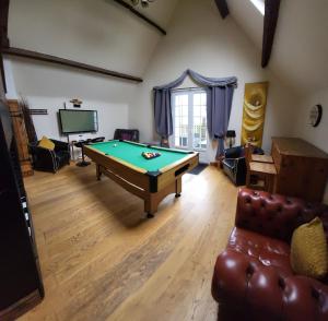 5 Bed House - Sleeps 10 - Pets - Pool - HotTub