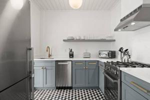 The Adaline Room #4 - Gorgeous Hyde Park Apartment, Steps to Bayshore