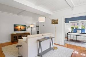 The Adaline Room #4 - Gorgeous Hyde Park Apartment, Steps to Bayshore