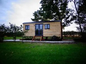 The Dragonfly - Luxury Lakeside Shepherds Hut - Staunton in the Vale