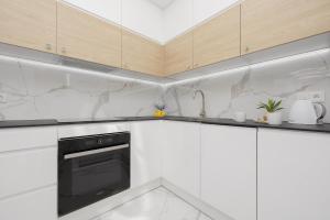 Luxurious Grey Apartment with Sauna, Gym and Parking by Noclegi Renters