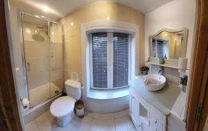Maisons de vacances Beautiful 5-Bed House in Isigny-le-Buat : photos des chambres