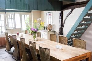 Bohemian Experience Wellness, Jacuzzi, Sauna, BBQ, Garden, Sleeps 14