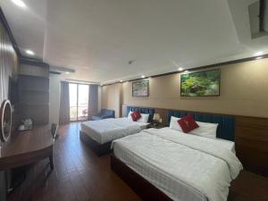 Phòng Gia đình nhìn ra Núi (Family Room with Mountain View)