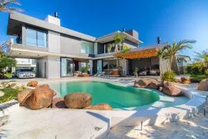 Casa incrível c/spa e praia artificial particular! - شانغريلا