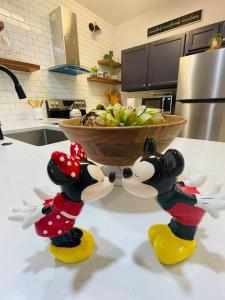 Newly Renovated First Floor 3Bed & 2 Bath, OUTDOOR POOL, 10-min to Disneyworld & Animal Kingdom!