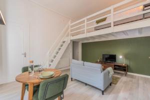 Studio with mezzanine 150m from the metro