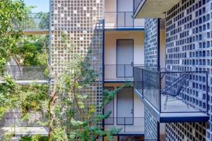 Captivating Rooftop Pool, Gym, WiFi l Free Parking
