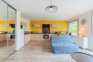 Apartment near metro with parking & balconies