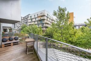 Apartment near metro with parking & balconies