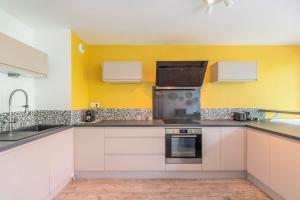 Apartment near metro with parking & balconies