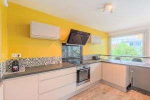 Apartment near metro with parking & balconies