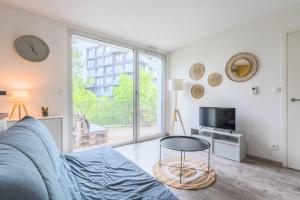 Apartment near metro with parking & balconies