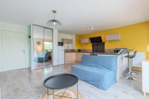 Apartment near metro with parking & balconies