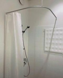 Moderni siisti Studio koti jossa modernit kalusteet