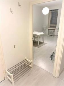 Moderni siisti Studio koti jossa modernit kalusteet