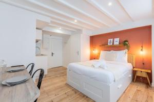 Lille center bright and functional studio