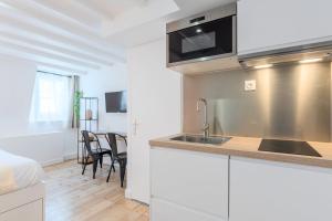 Lille center bright and functional studio