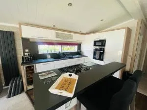 Enzo's Lodge with Hot Tub - Allerthorpe