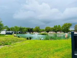 Waterside Retreat With Hot Tub - 波克灵顿