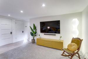 2 Mi to Downtown Denver: Stylish Gem w Fireplace!