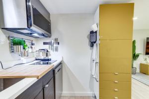 2 Mi to Downtown Denver: Stylish Gem w Fireplace!