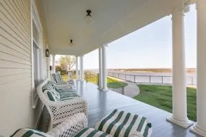 Clifton House - King Suite in Historic Home, Mississippi River Views - Lorman