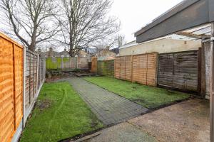 Renovated 3BR wgarden in Stratford, 1min to Train