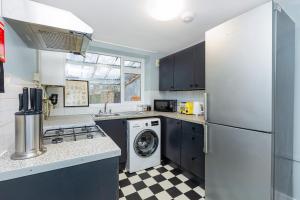 Renovated 3BR wgarden in Stratford, 1min to Train