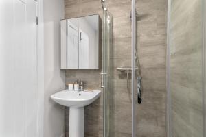 Whitehill - 3-Bed Home from Home, Sleeps 7, Great for Groups & Workers, FREE Parking & Netflix - Hosted by Stay Host Save