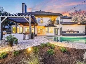 Austin 4 Bedroom Designer Pool Home - River Hills