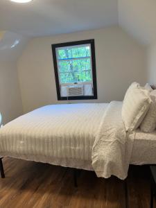 The Flying Dutchman Cottage in amenities filled Masthope community Ski Big Bear
