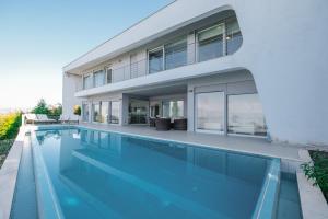 Exclusive Lake Villa