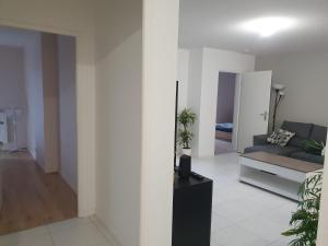 Appartements Appartement a Floirac avec 2 chambres, un parking prive, une terrasse, a 5 minutes en voiture de l'Arkea Arena de Bordeaux : photos des chambres