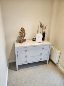 Kings Mews Elegance: City Sparrows Premier 3-Bedroom Residences