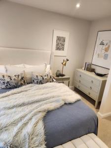 Kings Mews Elegance: City Sparrows Premier 3-Bedroom Residences