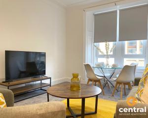 Lawson by CENTRAL SERVICED APARTMENTS - Cosy 1 Bedroom - Modern - Close to Transport Links - Quiet Neighbourhood - Fast WiFi - Fully Equipped - Smart TVs inRooms - Monthly Stays Welcome - FREE Street Parking - Ideal Relocation to Dundee Accommodation