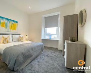 Lawson by CENTRAL SERVICED APARTMENTS - Cosy 1 Bedroom - Modern - Close to Transport Links - Quiet Neighbourhood - Fast WiFi - Fully Equipped - Smart TVs inRooms - Monthly Stays Welcome - FREE Street Parking - Ideal Relocation to Dundee Accommodation