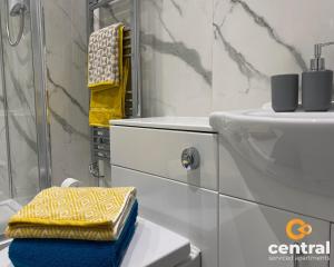 CENTRAL SERVICED APARTMENTS - Cosy 1 Bedroom - Modern - Close to Transport Links - Quiet Neighbourhood - Fast WiFi - Fully Equipped - Smart TVs inRooms - Monthly Stays Welcome - FREE Street Parking - Ideal Relocation to Dundee Accommodation