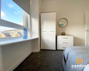 CENTRAL SERVICED APARTMENTS - Cosy 1 Bedroom - Modern - Close to Transport Links - Quiet Neighbourhood - Fast WiFi - Fully Equipped - Smart TVs inRooms - Monthly Stays Welcome - FREE Street Parking - Ideal Relocation to Dundee Accommodation
