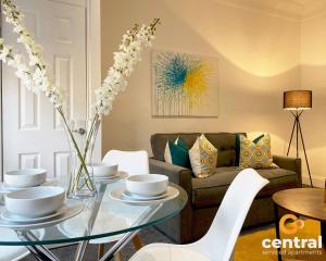 Lawson by CENTRAL SERVICED APARTMENTS - Cosy 1 Bedroom - Modern - Close to Transport Links - Quiet Neighbourhood - Fast WiFi - Fully Equipped - Smart TVs inRooms - Monthly Stays Welcome - FREE Street Parking - Ideal Relocation to Dundee Accommodation