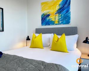 CENTRAL SERVICED APARTMENTS - Cosy 1 Bedroom - Walk Away From City Quay V&A - Walk to Bus and Train Station - Easy Access to City Centre - Fast Wi-Fi - Fully Equipped - Weekly & Monthly Stay Offers