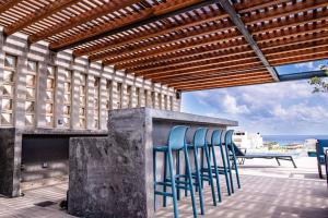 Ocean view Studio, Rooftop Pool, steps from beach Hyatt