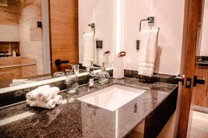 Ocean view Studio, Rooftop Pool, steps from beach Hyatt