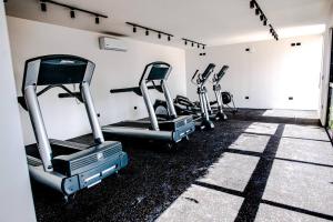 Ocean view Studio, Rooftop Pool, steps from beach Hyatt